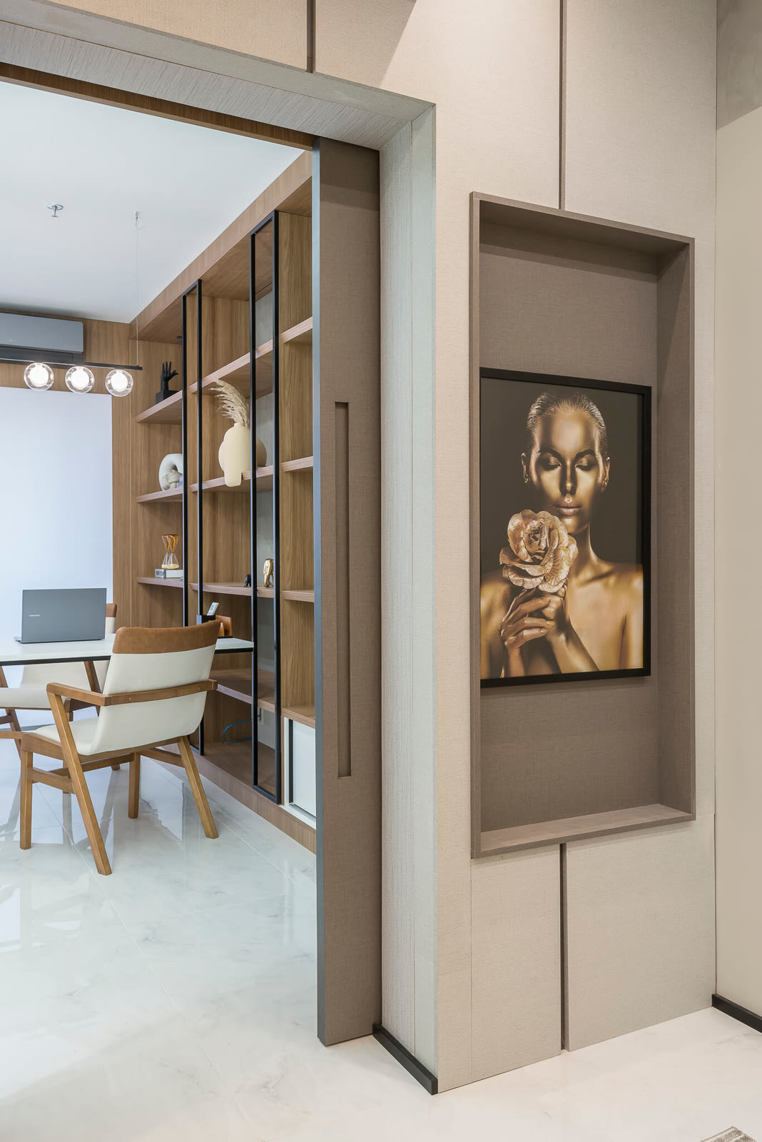 Nicho com quadro dourado e vista para o consultório